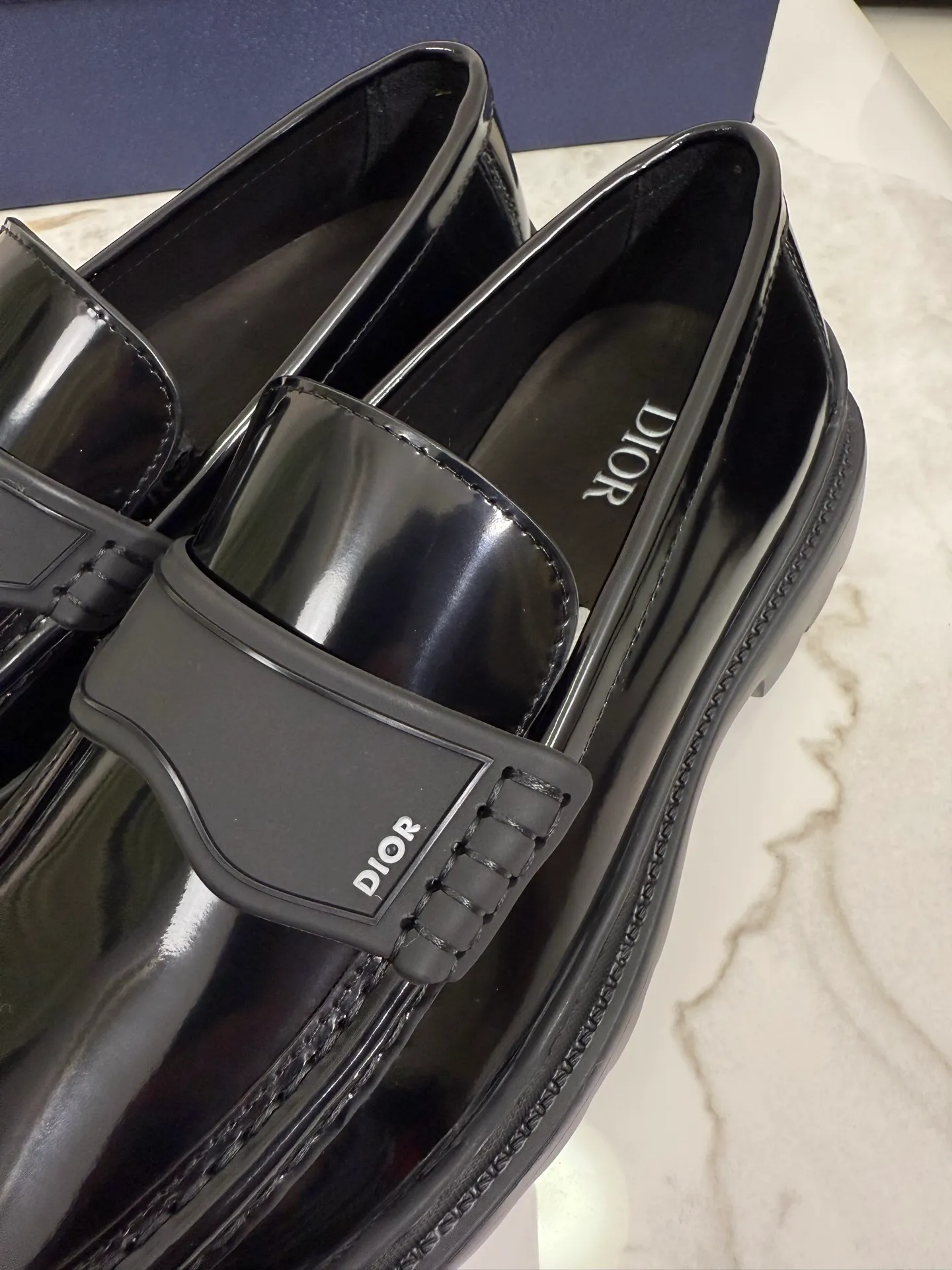 [ DIOR ] Top P: 820💰 ▪️Size: 39-44 (customized for 38.45) Top male leather shoes DIOR Dior combines high-quality materials and exquisite details. The imported cowhide leather upper is embellished with Gancio buckles, showing a luxurious style. Imported cattle. TP sole is light and flexible in texture